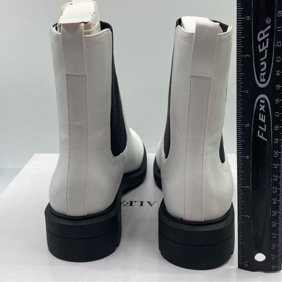 ALFANI Women's Tackoma Lug soles pullover Booties in white faux leather size 6.5 - Picture 5 of 8
